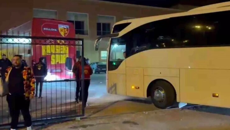 Kayserispor Taraftarından Futbolculara Protesto